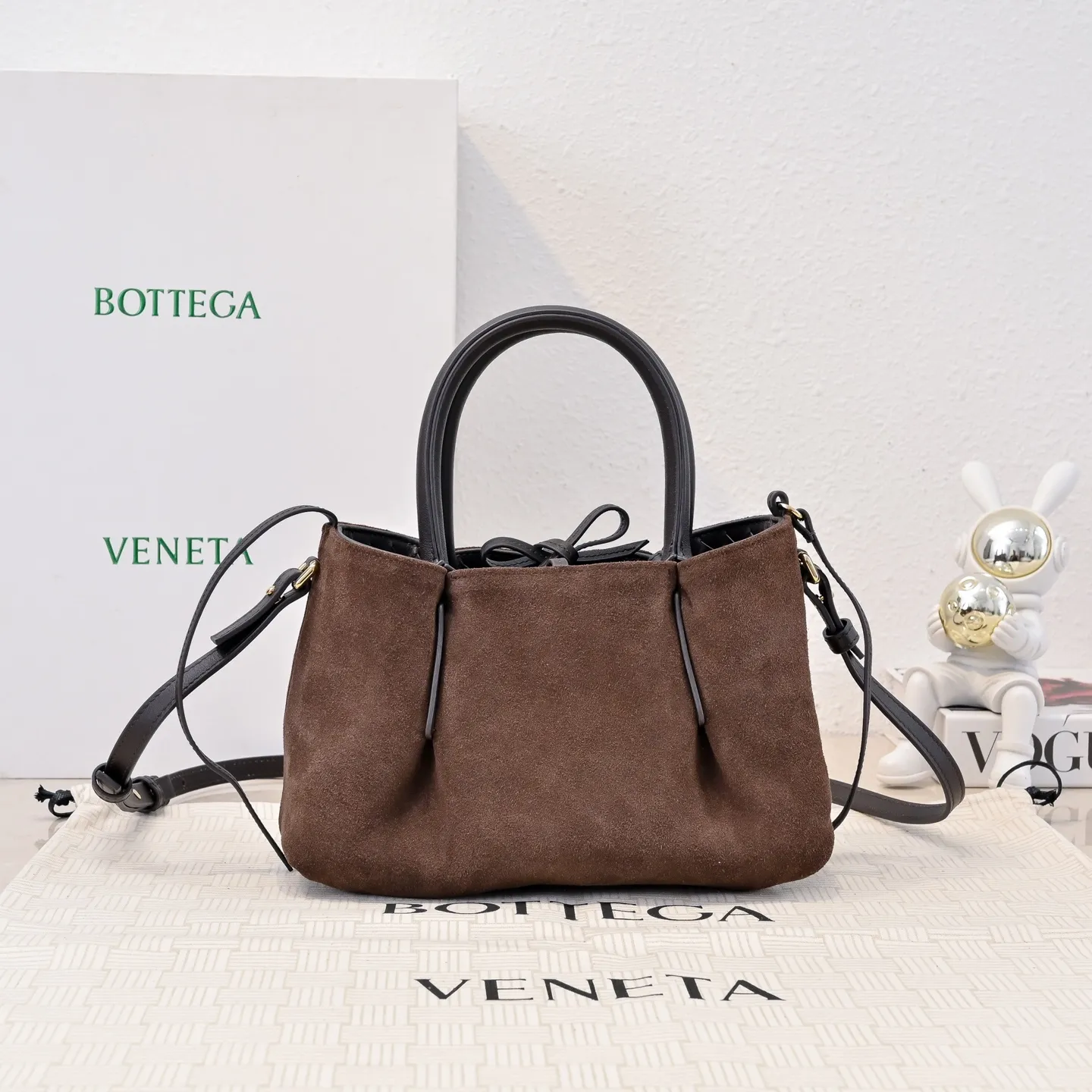 Batch 1760 BOTTEGA VENETA 2025 new product pinacoteca has super soft leather, and the weaving function, practicality and relaxed fashion sense have not fallen behind❤️‍🔥Amway has given sisters a must-have bag when going out. The size of the bag also accurately meets the commuting needs of urban beauties. It can accommodate mobile phones, keys, lipstick, powder, sunscreen, shopping bags...all of it! ! ! 🔥The capacity should not be underestimated~ It does not choose people, clothes, or occasions. With its majestic curved outline, exquisite woven texture, delicate edges and rounded handles, this woven vegetable basket bag truly achieves the goal of "dressing up and being fashionable without getting in the way"~ Are you interested in Jimei? Style number: 9004 Size: 24*15*12cm